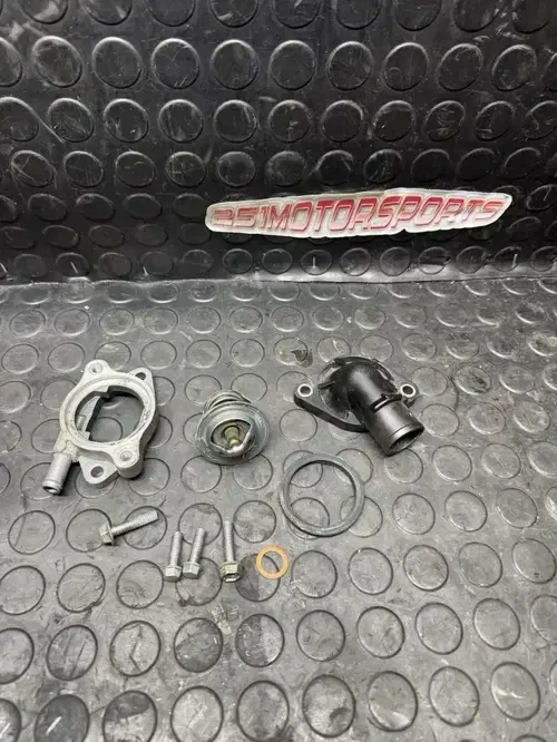 06 07 SUZUKI GSXR 600 OEM THERMOSTAT HOUSING ASSEMBLy Cylinder Head