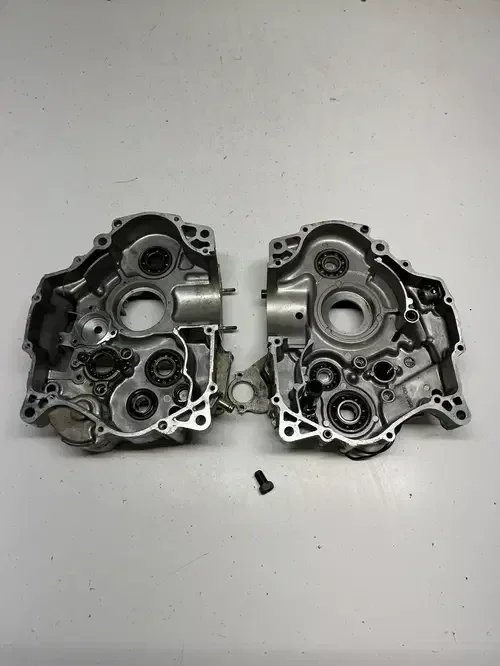 1996 96 Suzuki DR350SE DR 350 se OEM Crankcase Cases Case Engine Motor Plug