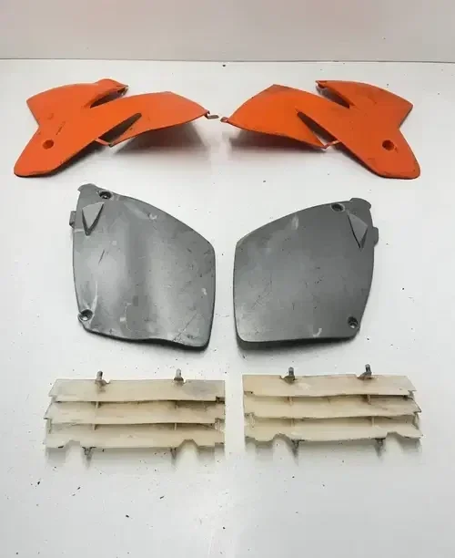 99 1999 KTM 300 MXC 300mxc OEM plastics side cover number plate shroud Rad Tank