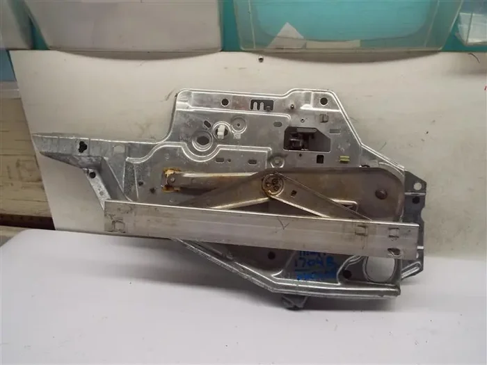 Rear Window Regulator PARK AVENUE 1996 – MRK229802
