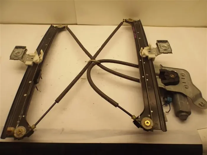 REAR WINDOW REGULATOR Suburban Avalanche Yukon 01 – 07 Right – MRK187394
